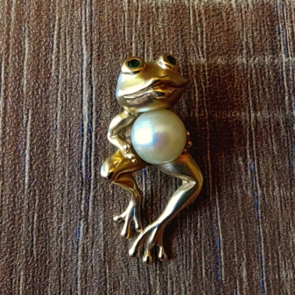 14k gold Frog with real green emerald eyes, Holding real Hawaiian pearl